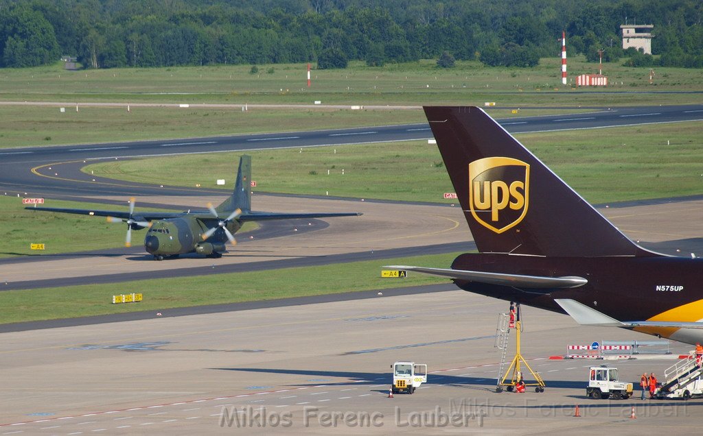 Lufthansa Airbus A 380 zu Besuch Flughafen Koeln Bonn P101.JPG